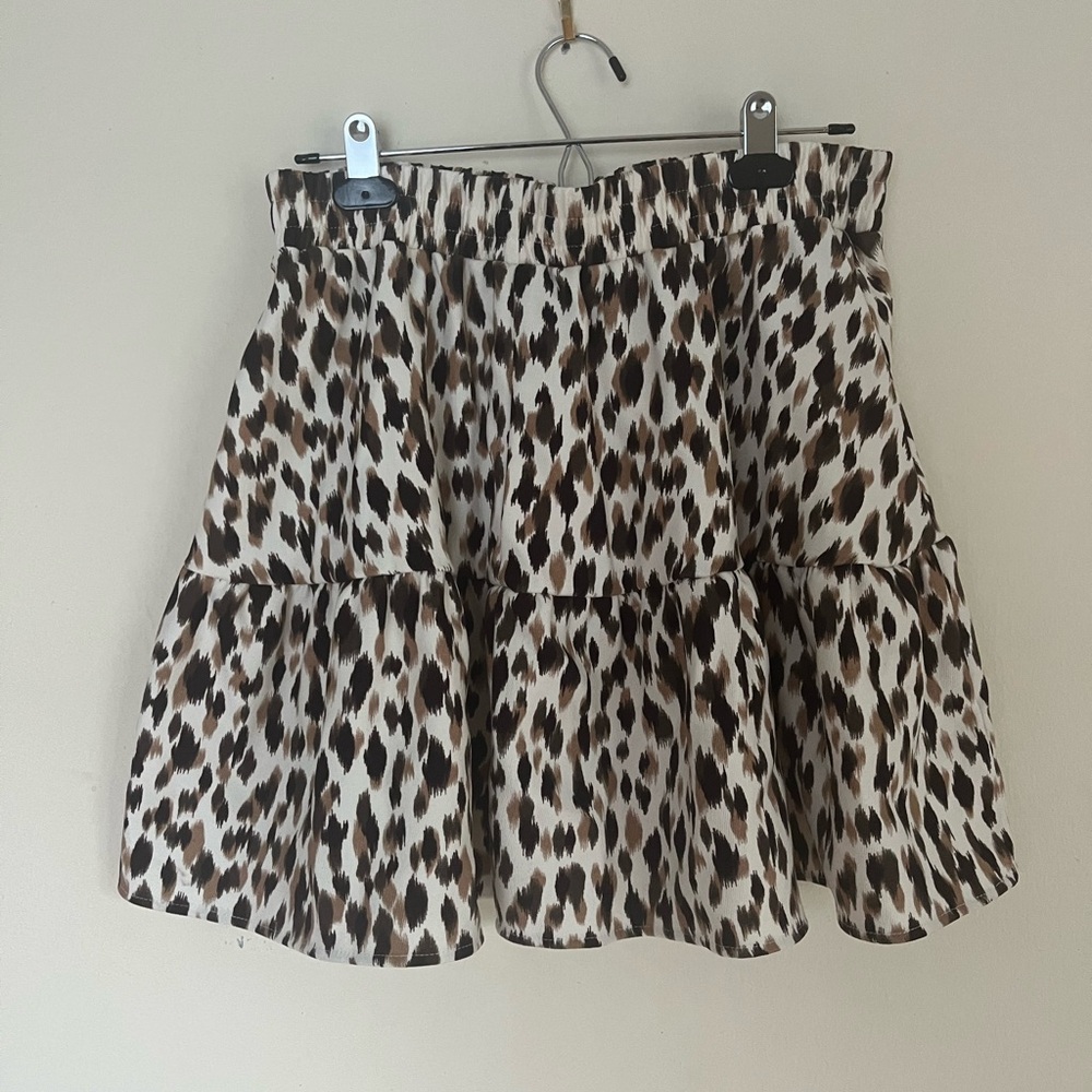 Never Worn (No Tags): Shein Leopard Print Tiered Mini Skirt – Size L (US 8/10)